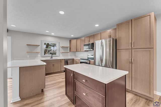 1837 SW Cheyenne RD, Topeka, KS 66614