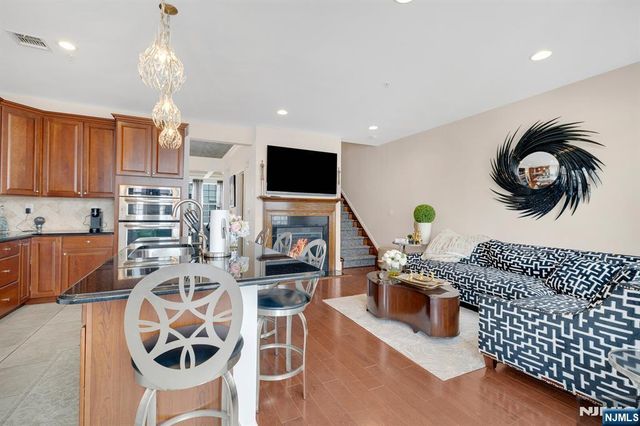 5 Creekside Court, Secaucus, NJ 07094