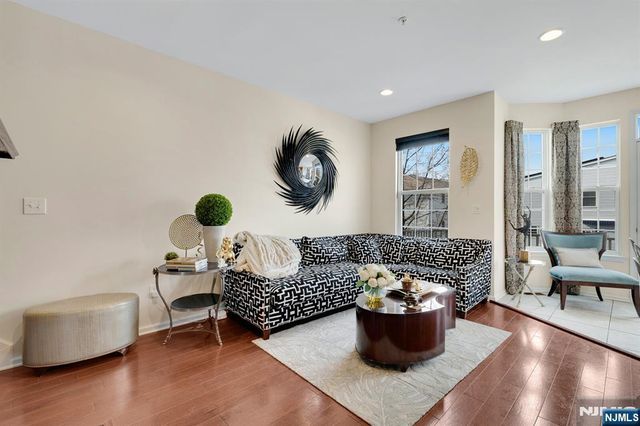 5 Creekside Court, Secaucus, NJ 07094