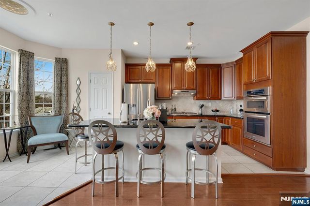 5 Creekside Court, Secaucus, NJ 07094