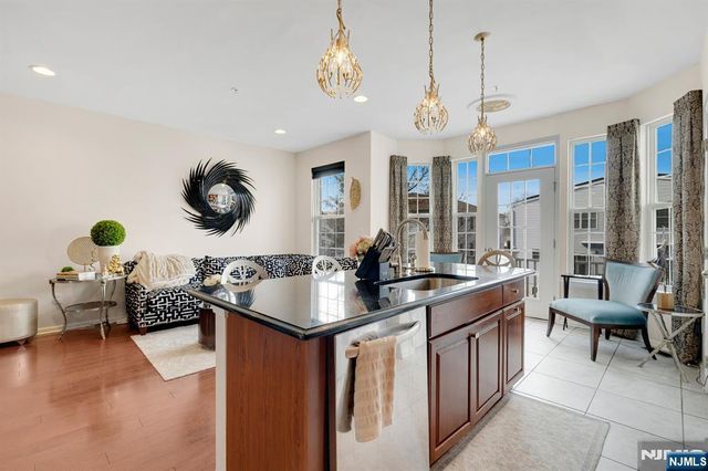 5 Creekside Court, Secaucus, NJ 07094