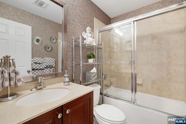 5 Creekside Court, Secaucus, NJ 07094