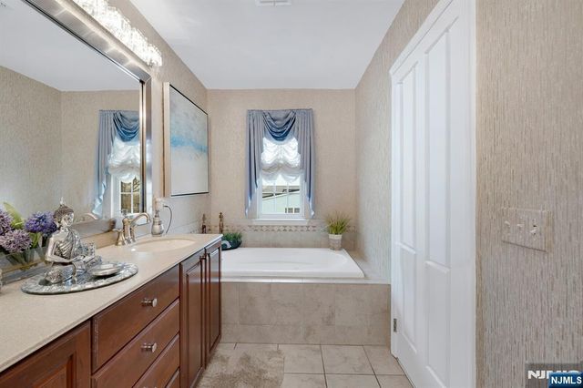 5 Creekside Court, Secaucus, NJ 07094