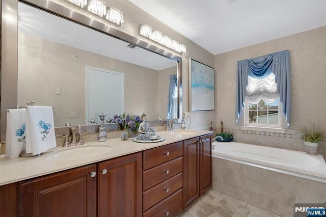5 Creekside Court, Secaucus, NJ 07094
