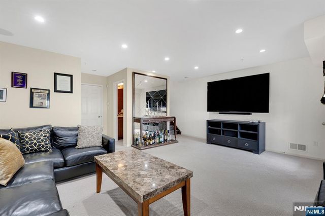 5 Creekside Court, Secaucus, NJ 07094