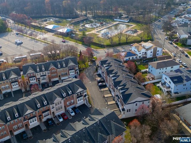 5 Creekside Court, Secaucus, NJ 07094
