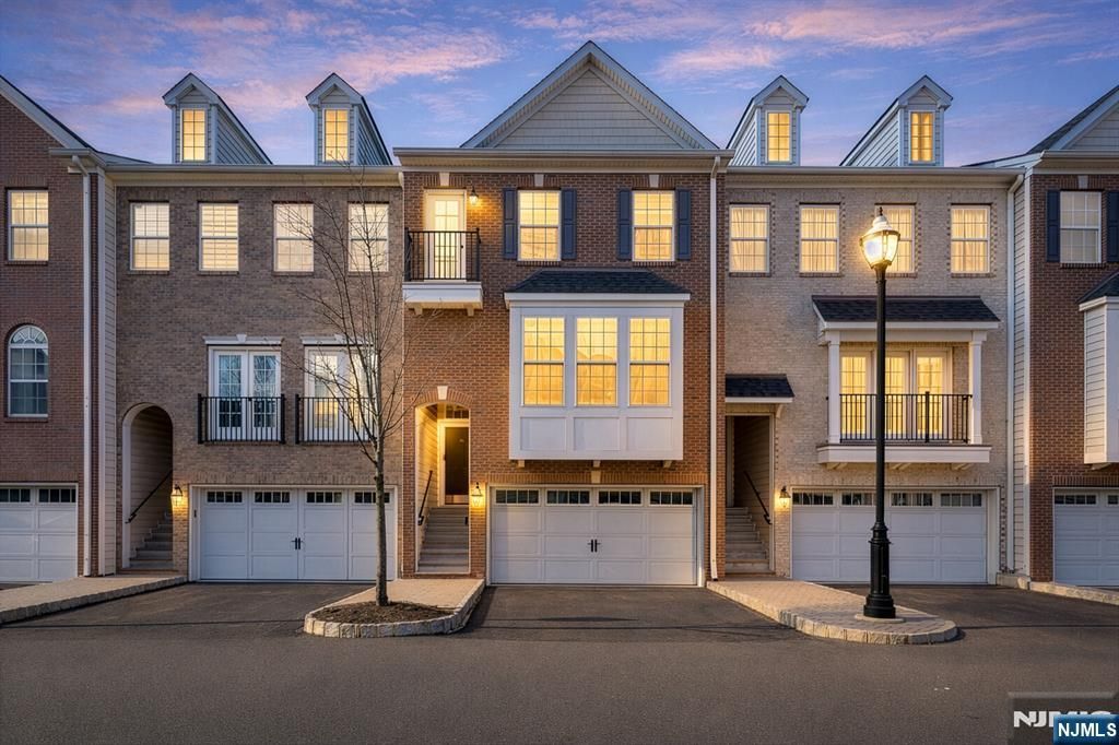 5 Creekside Court, Secaucus, NJ 07094