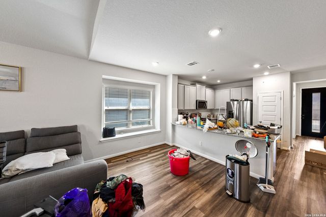 4820 night herder, St Hedwig, TX 78152