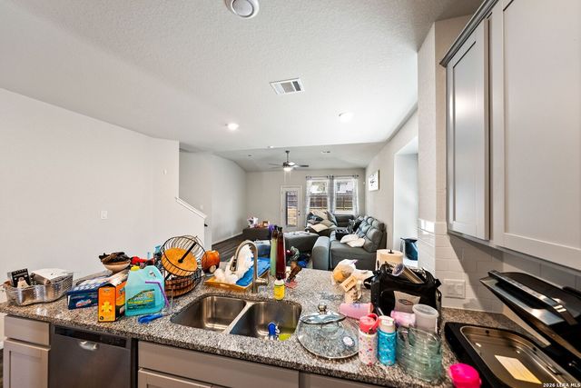 4820 night herder, St Hedwig, TX 78152