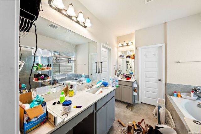 4820 night herder, St Hedwig, TX 78152