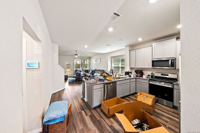 4820 night herder, St Hedwig, TX 78152