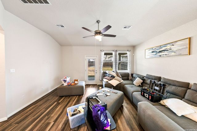 4820 night herder, St Hedwig, TX 78152