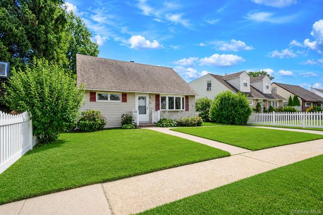 112 Franklin Place, Massapequa, NY 11758