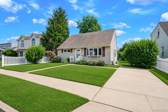 112 Franklin Place, Massapequa, NY 11758