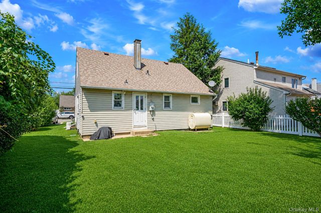 112 Franklin Place, Massapequa, NY 11758