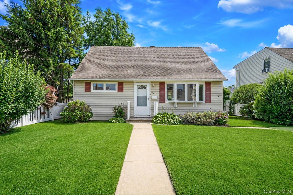 112 Franklin Place, Massapequa, NY 11758