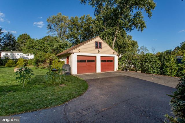 40 HALLOWELL DR, Newtown, PA 18940