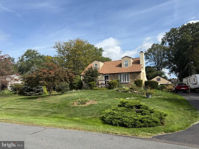 40 HALLOWELL DR, Newtown, PA 18940