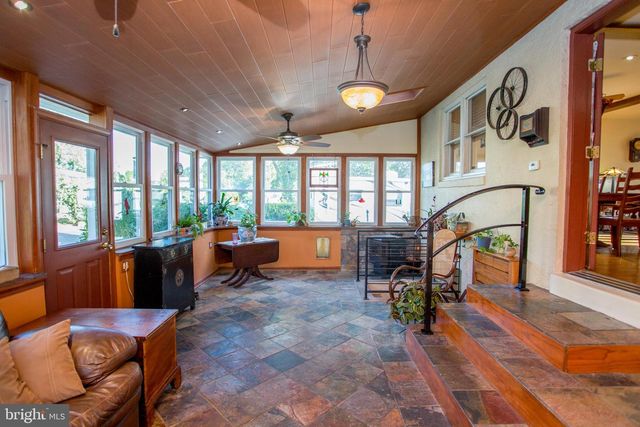 40 HALLOWELL DR, Newtown, PA 18940