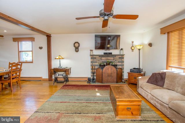 40 HALLOWELL DR, Newtown, PA 18940