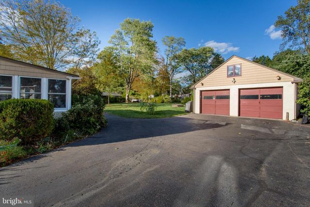 40 HALLOWELL DR, Newtown, PA 18940
