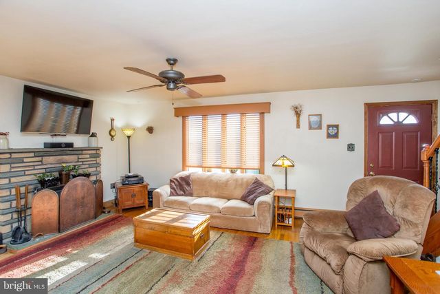 40 HALLOWELL DR, Newtown, PA 18940
