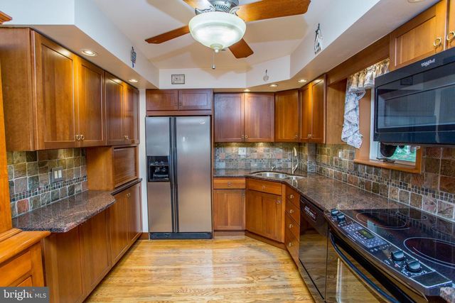 40 HALLOWELL DR, Newtown, PA 18940