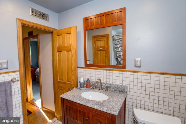 40 HALLOWELL DR, Newtown, PA 18940