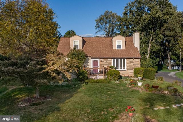 40 HALLOWELL DR, Newtown, PA 18940