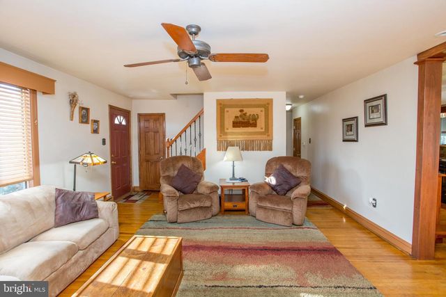 40 HALLOWELL DR, Newtown, PA 18940