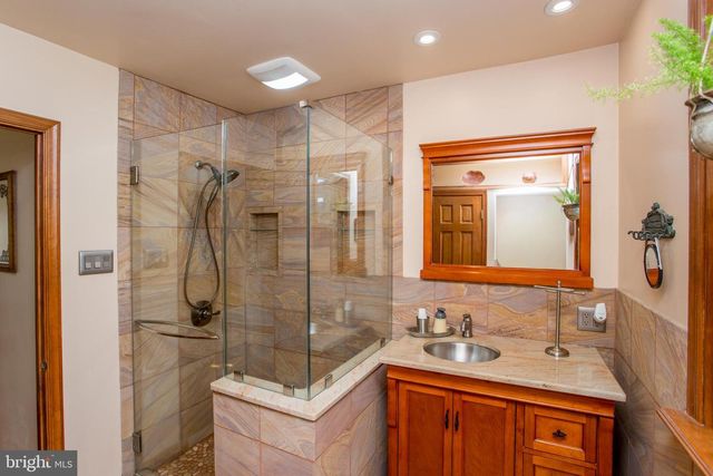 40 HALLOWELL DR, Newtown, PA 18940