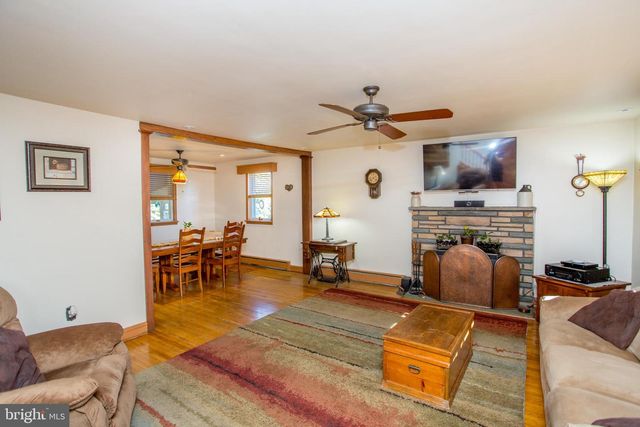 40 HALLOWELL DR, Newtown, PA 18940