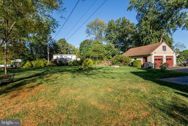 40 HALLOWELL DR, Newtown, PA 18940