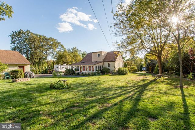 40 HALLOWELL DR, Newtown, PA 18940