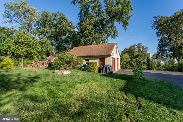 40 HALLOWELL DR, Newtown, PA 18940