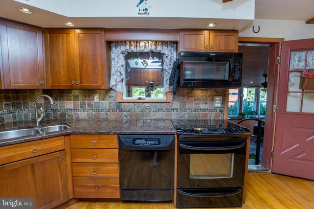 40 HALLOWELL DR, Newtown, PA 18940