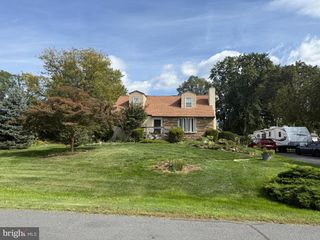40 HALLOWELL DR, Newtown, PA 18940