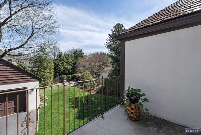 40 Sutton Drive, Ho-ho-kus, NJ 07423