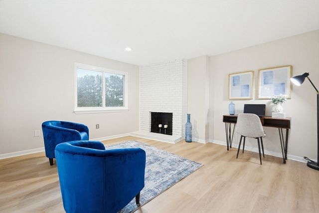 20 Country Club Ln D, Milford, MA 01757