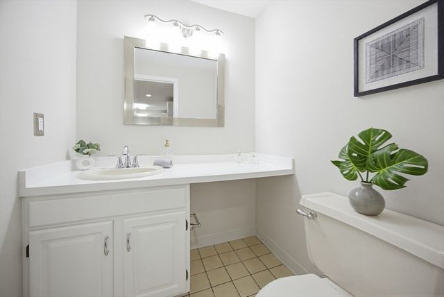 20 Country Club Ln D, Milford, MA 01757