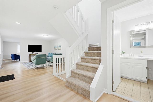20 Country Club Ln D, Milford, MA 01757