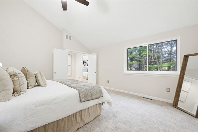 20 Country Club Ln D, Milford, MA 01757