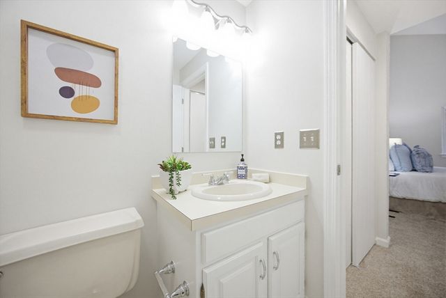 20 Country Club Ln D, Milford, MA 01757