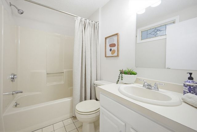 20 Country Club Ln D, Milford, MA 01757