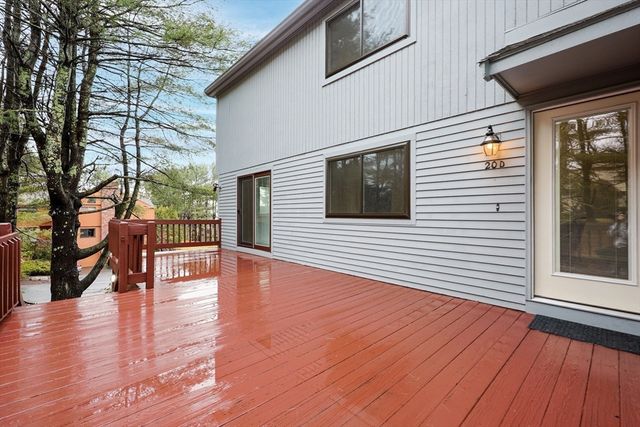 20 Country Club Ln D, Milford, MA 01757