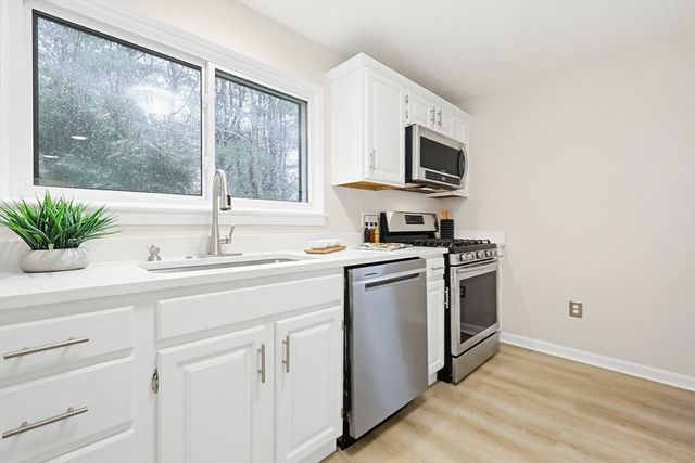 20 Country Club Ln D, Milford, MA 01757