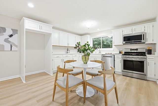 20 Country Club Ln D, Milford, MA 01757