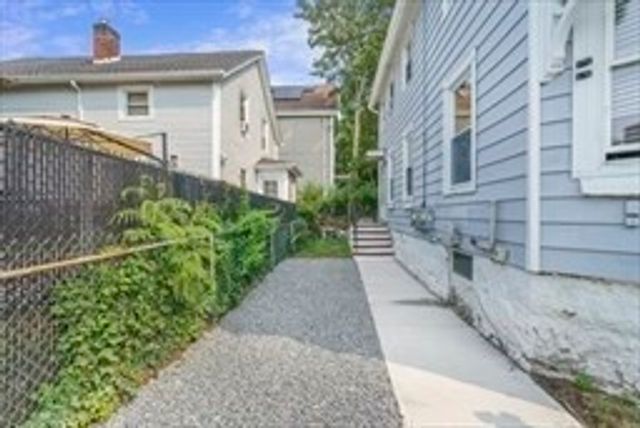 135 Arnold St, New Bedford, MA 02740