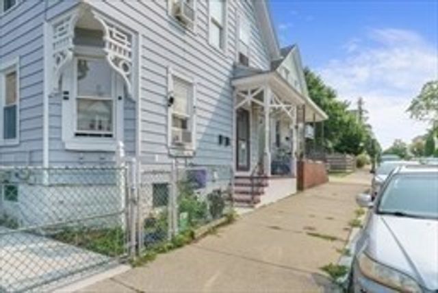 135 Arnold St, New Bedford, MA 02740