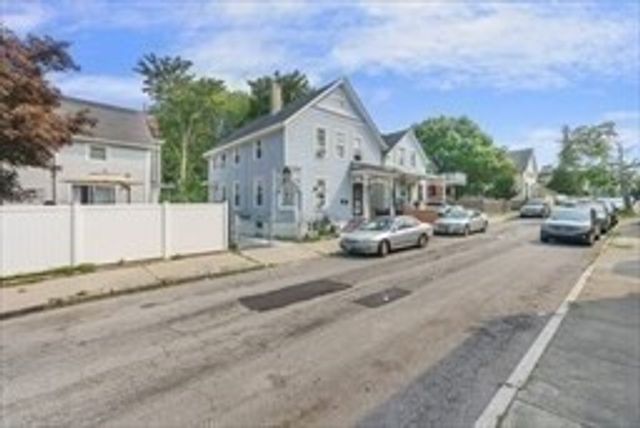 135 Arnold St, New Bedford, MA 02740